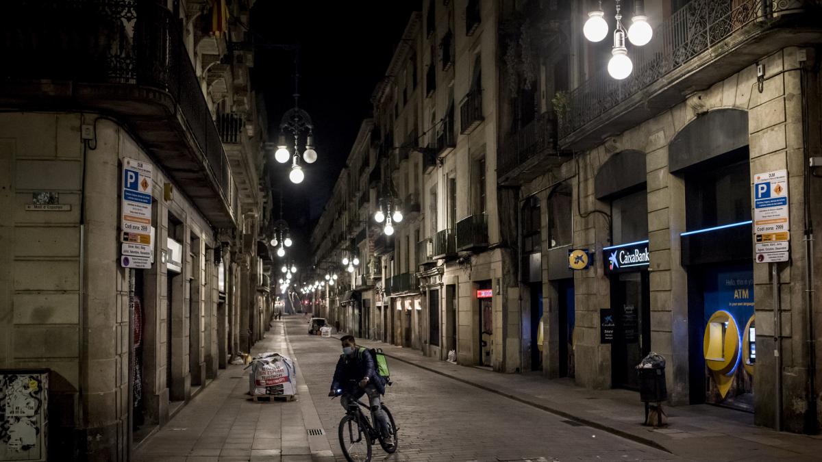 Viva Catalunya - Página 20 Un-hombre-en-bicicleta-durante-el-estado-de-alarma-en-barcelona