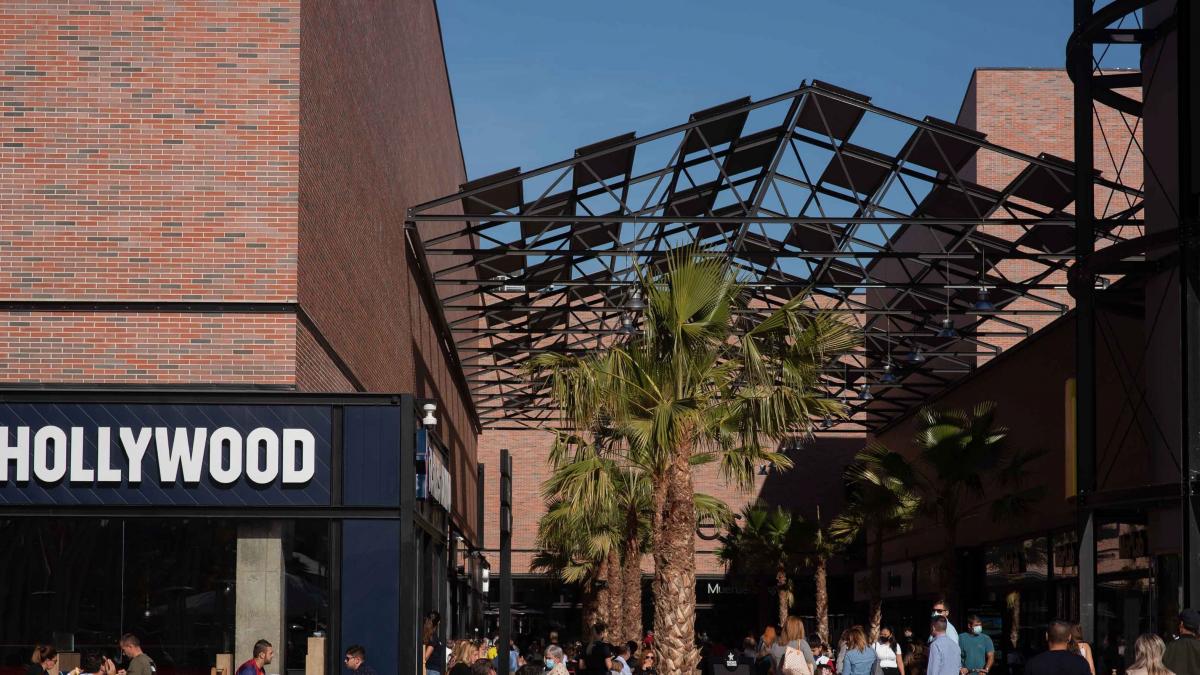 Los zaragozanos apuestan por los centros comerciales en un puente sin poder viajar Los zaragozanos apuestan por los centros comerciales en un puente sin poder viajar