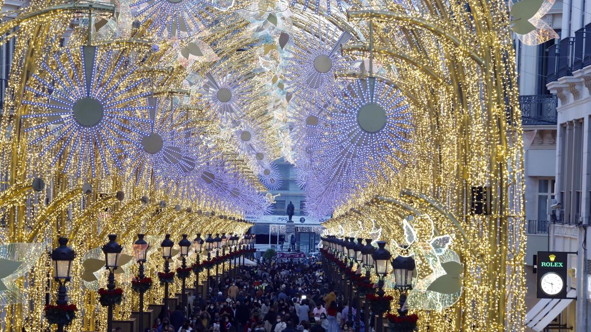 El centro de Málaga llena de gente en el encendido de luces de Navidad