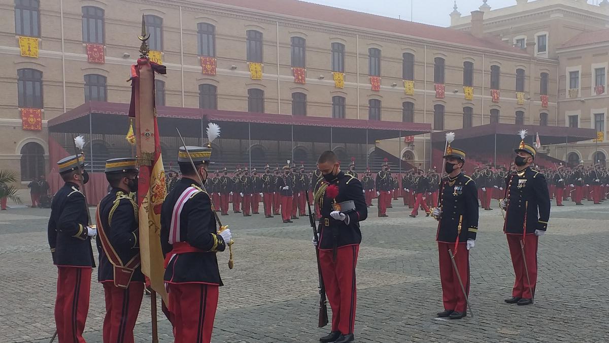 Los nuevos cadetes de la Academia General Militar juran ante la de España