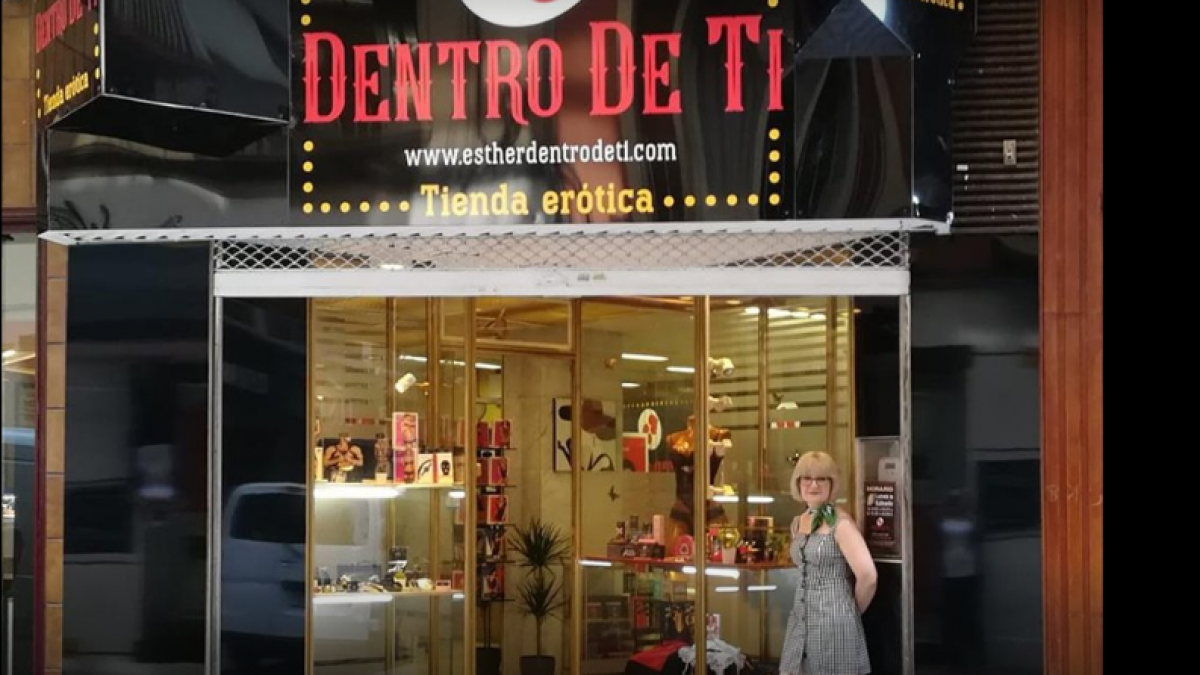 El escaparate de una tienda erótica de Zaragoza cobra vida para animar las navideñas