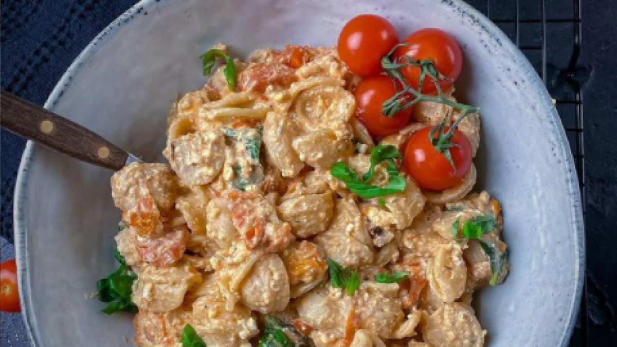Así se prepara la receta viral de pasta con tomates cherry y queso feta