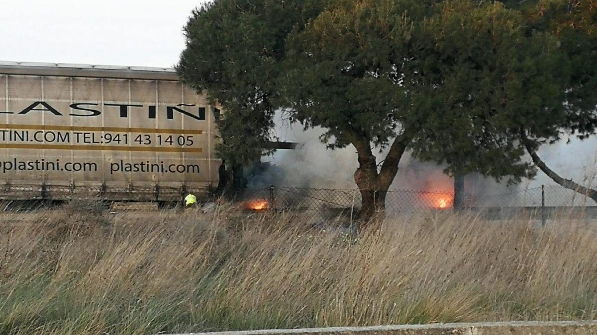 Fotos: Incendio de un camión en la A-2 en Zaragoza | Imágenes