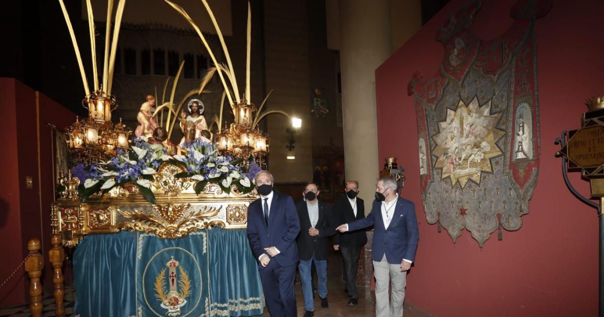Azcón visita los pasos de Semana Santa Imágenes