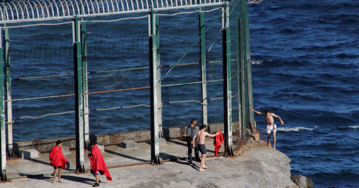 Decenas de migrantes subsaharianos saltan la valla de Melilla