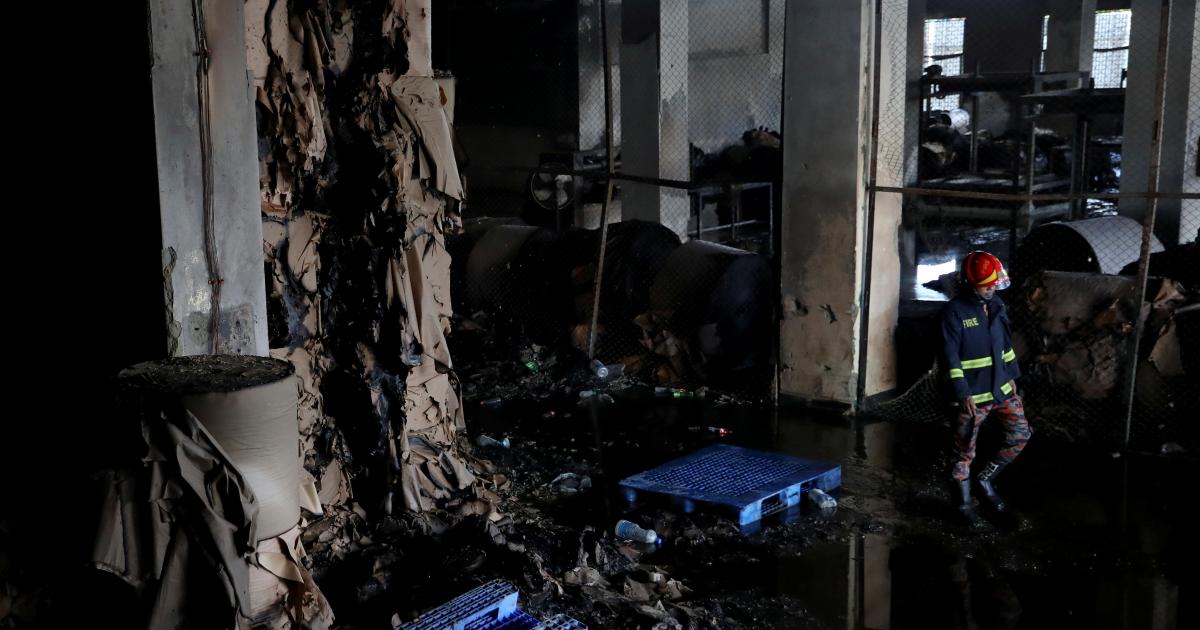 Detienen en Bangladesh al dueño de la fábrica incendiada que dejó 52 muertos
