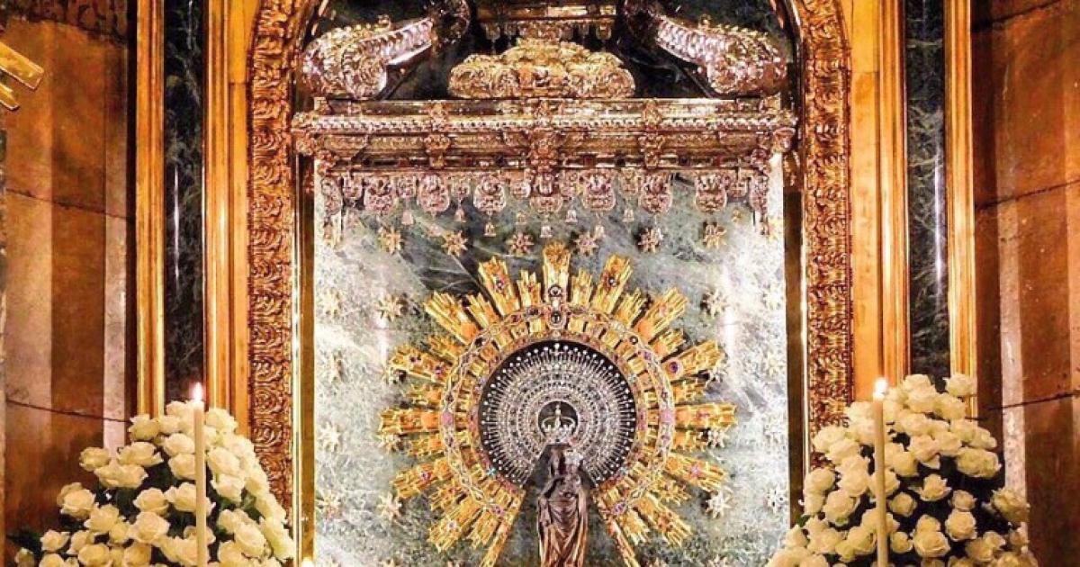 Qué detalle de color luce el manto de la Virgen del Pilar en el interior de  la basílica?