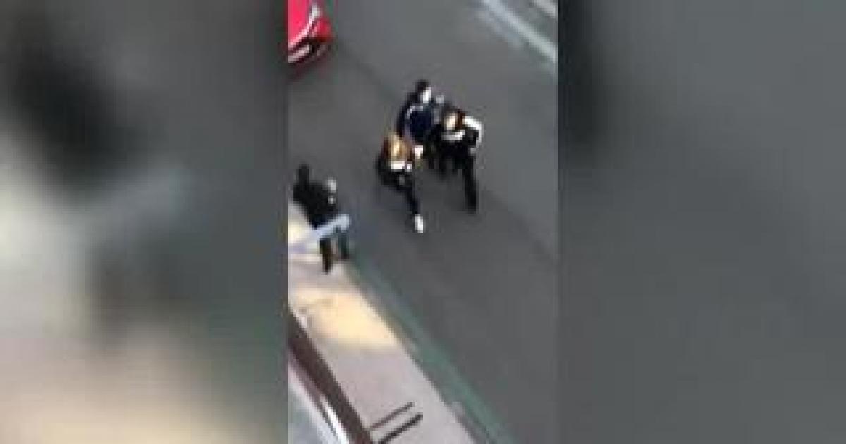 VÍdeo Un Hombre Muere Abatido Por La Policía Tras Intentar Apuñalar A