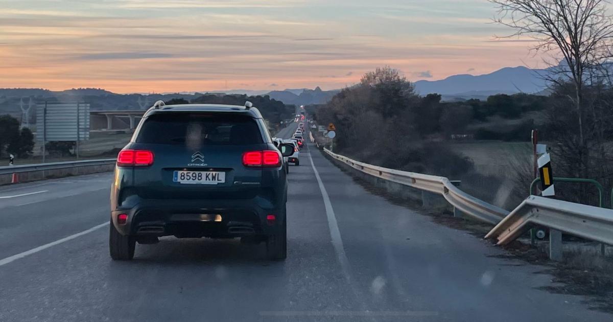 Alta intensidad de tráfico en las carreteras en el final de la Semana