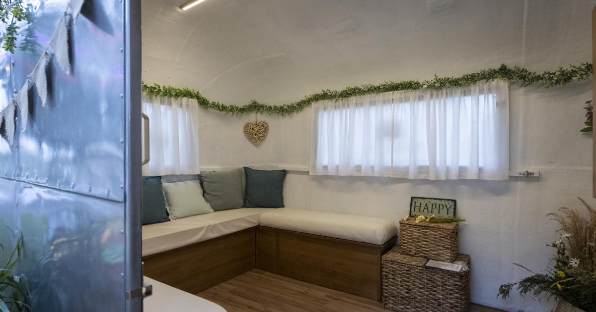 Caravana americana junto al Ebro