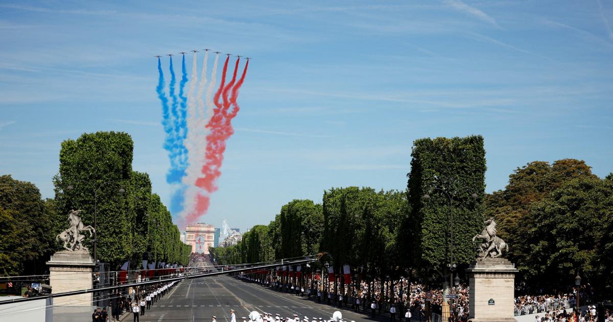 Macron przewodniczy tradycyjnej paradzie wojskowej w Paryżu, która zaznaczyła Ukrainę