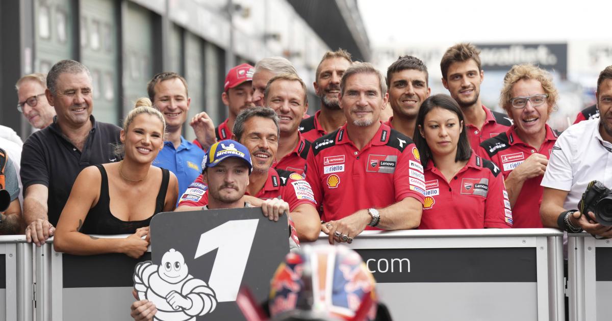 Miller si assicura la pole a Misano e guida il “treno” Ducati