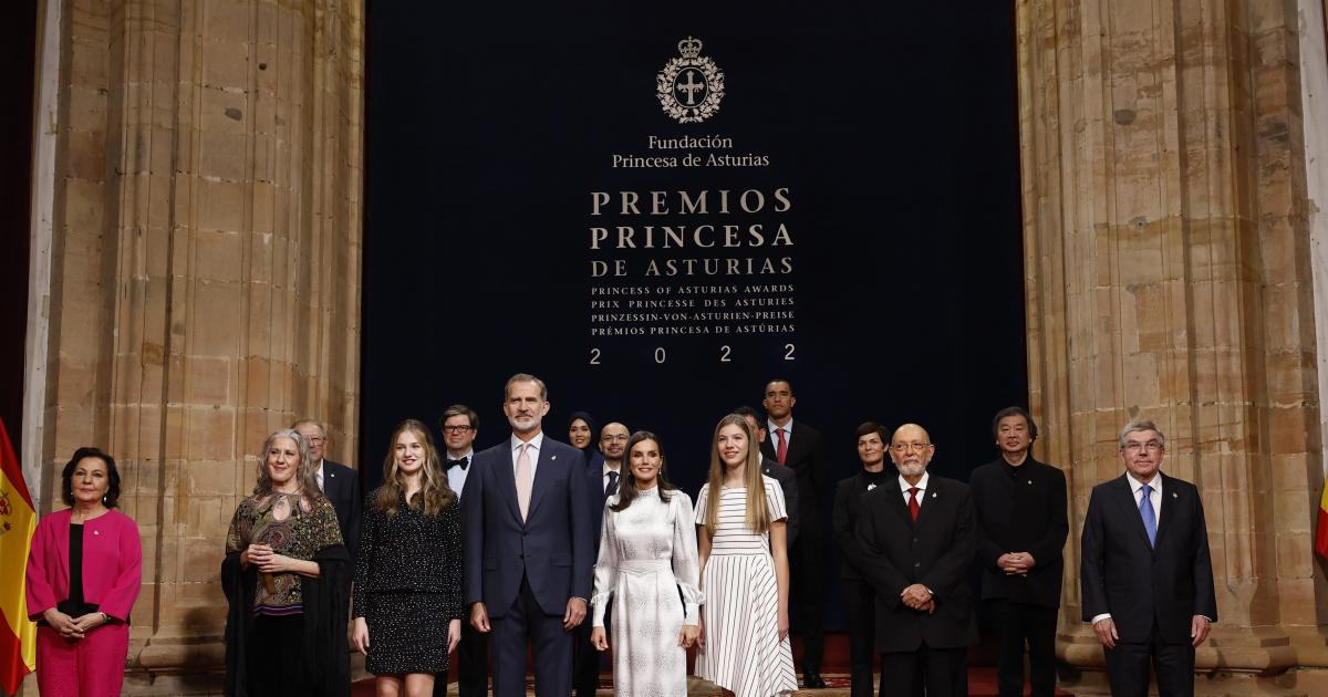 Leonor de Borbón entrega las insignias a los Princesa de Asturias