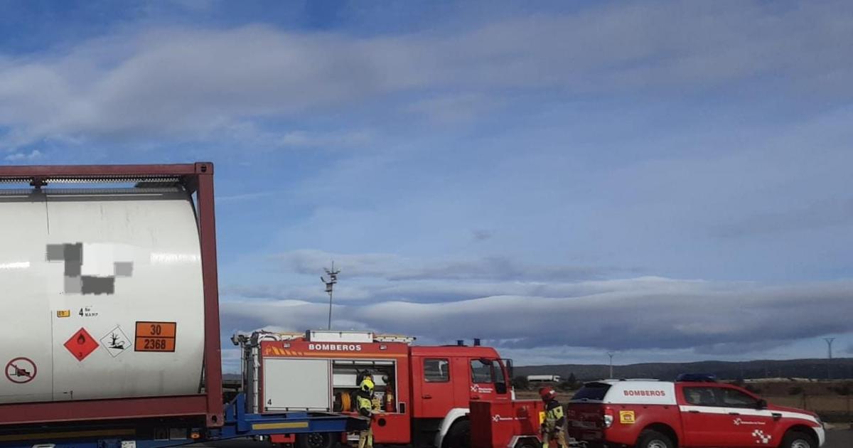 Un camión cisterna de gasóleo sufre una fuga en Monreal Campo un accidente