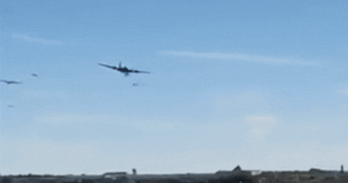 Brutal choque y explosión de dos aviones antiguos durante espectáculo