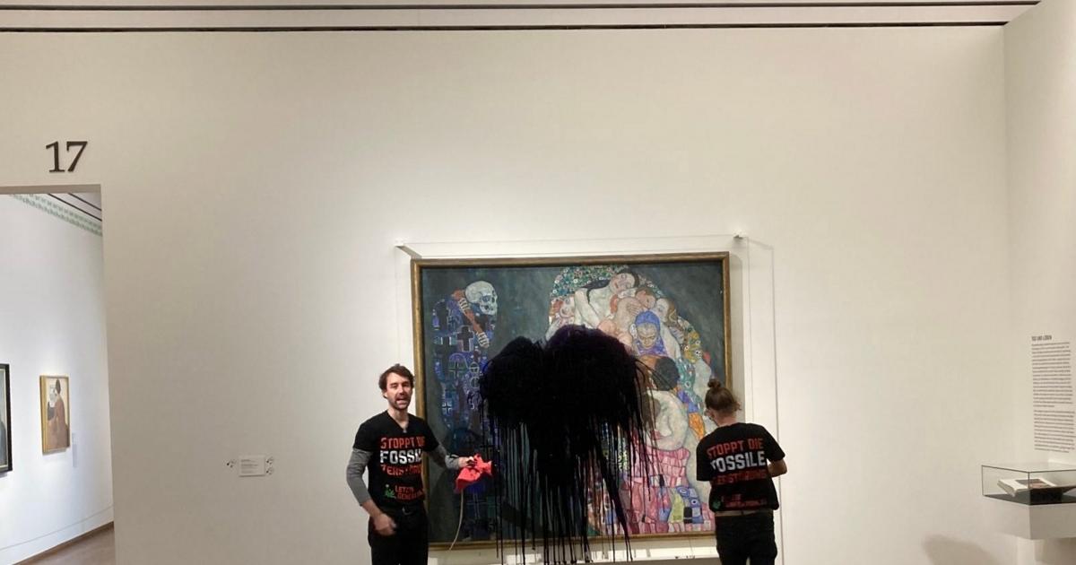 Activistas ecologistas rocían con líquido negro un cuadro de Klimt en Viena