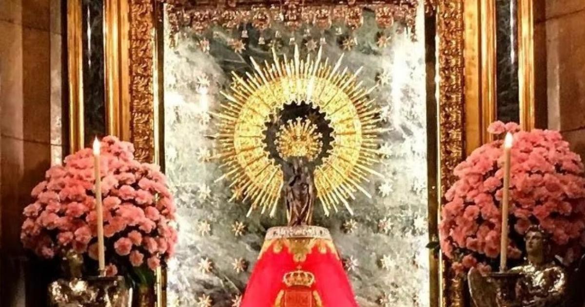 La Virgen del Pilar luce unas horas por error un manto con símbolos  franquistas