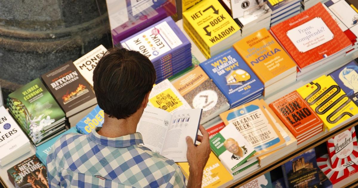 Imágenes de personas leyendo libros