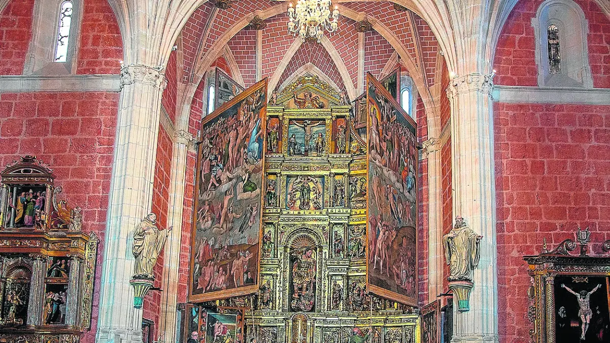 El cierre y apertura del retablo mayor de Ibdes deslumbra a vecinos y visitantes