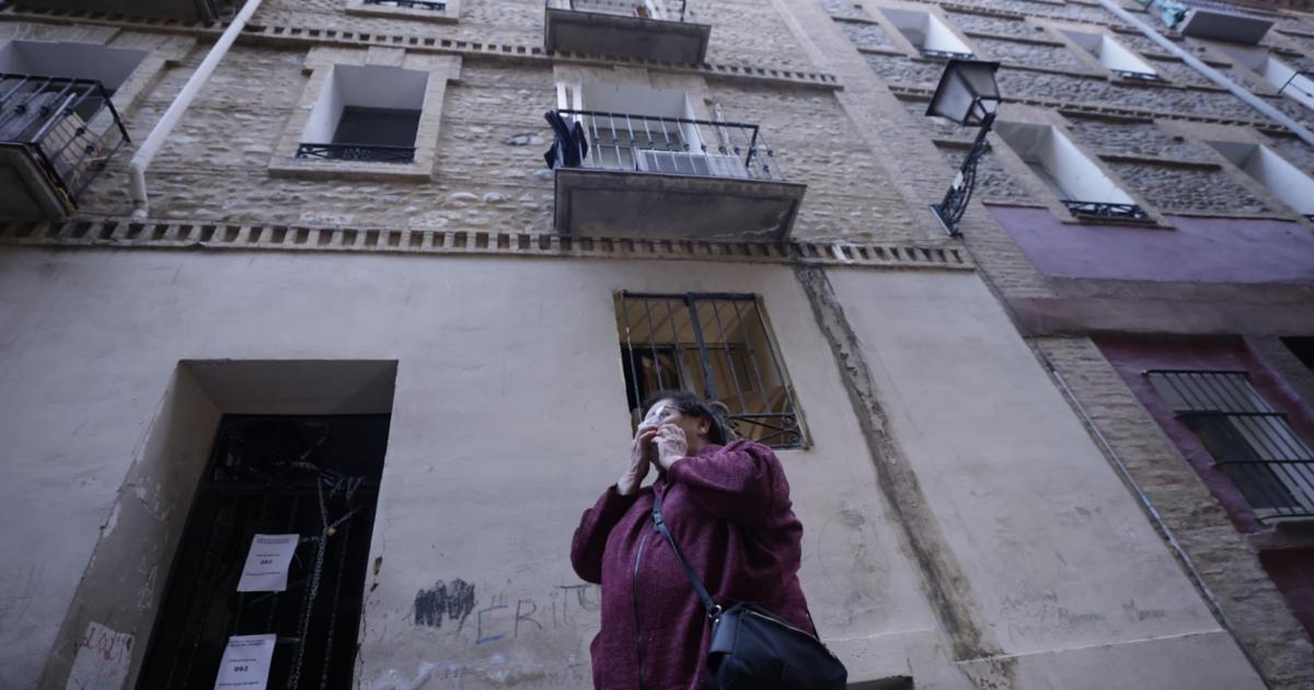 Edificio desalojado en Zaragoza por ruina inminente: “Nos hemos quedado en  la calle de la noche a la mañana”