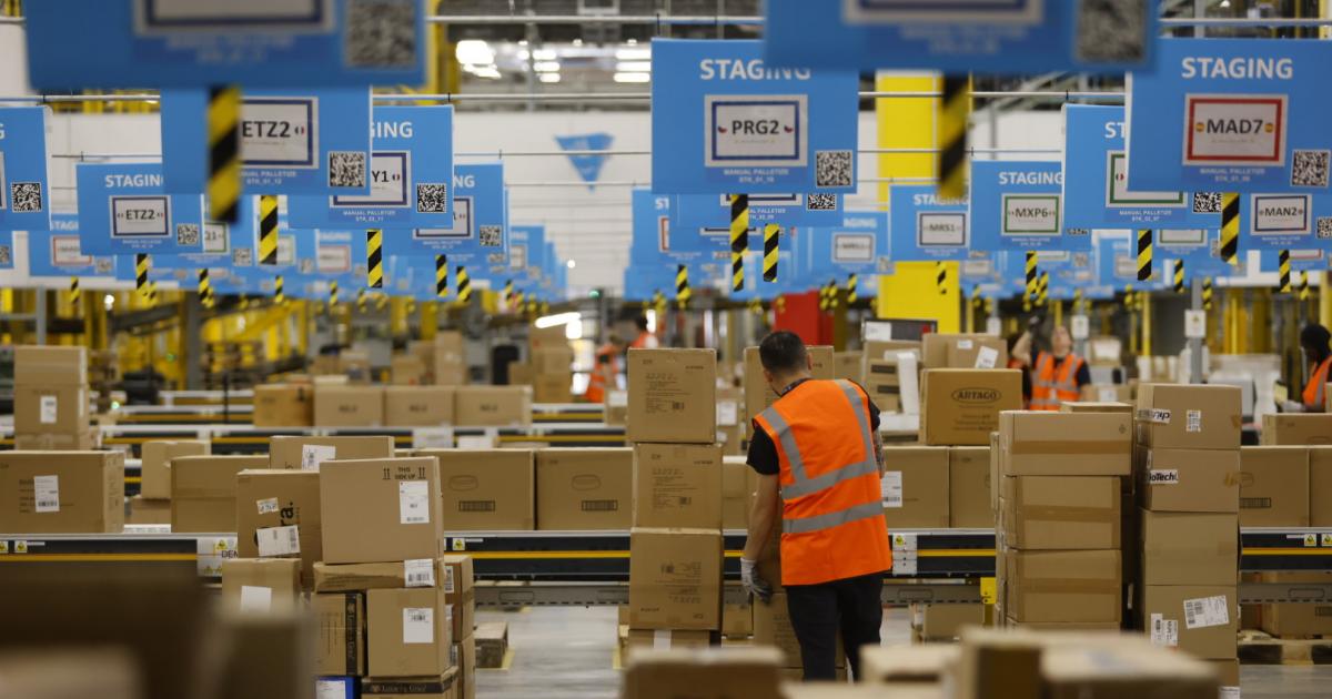 Amazon opens Plaza macronave with 700 workers after investing 175 million
