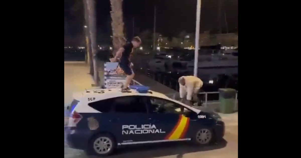 Se Graban Saltando Sobre El Techo De Un Coche De La Policía Nacional Y ...