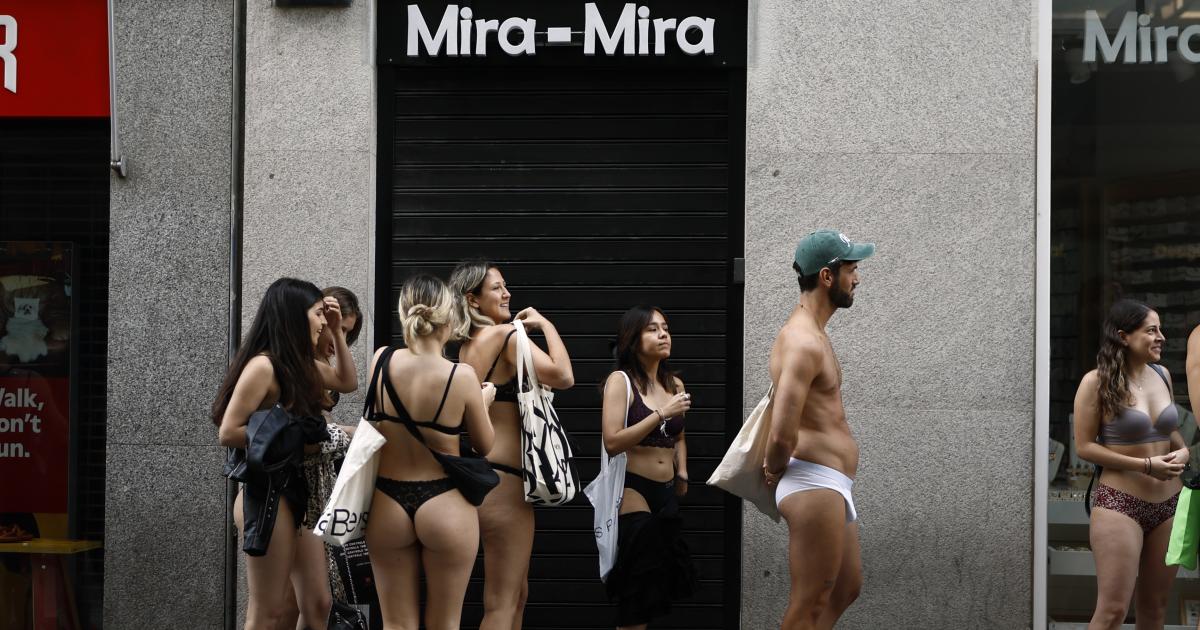 Fotos de de jóvenes en ropa interior una tienda de en Madrid