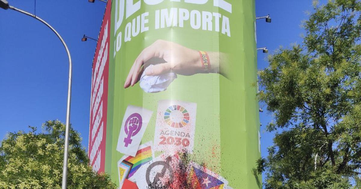 Dos Activistas Lanzan Pintura Contra La Llamada Lona Del Odio De Vox