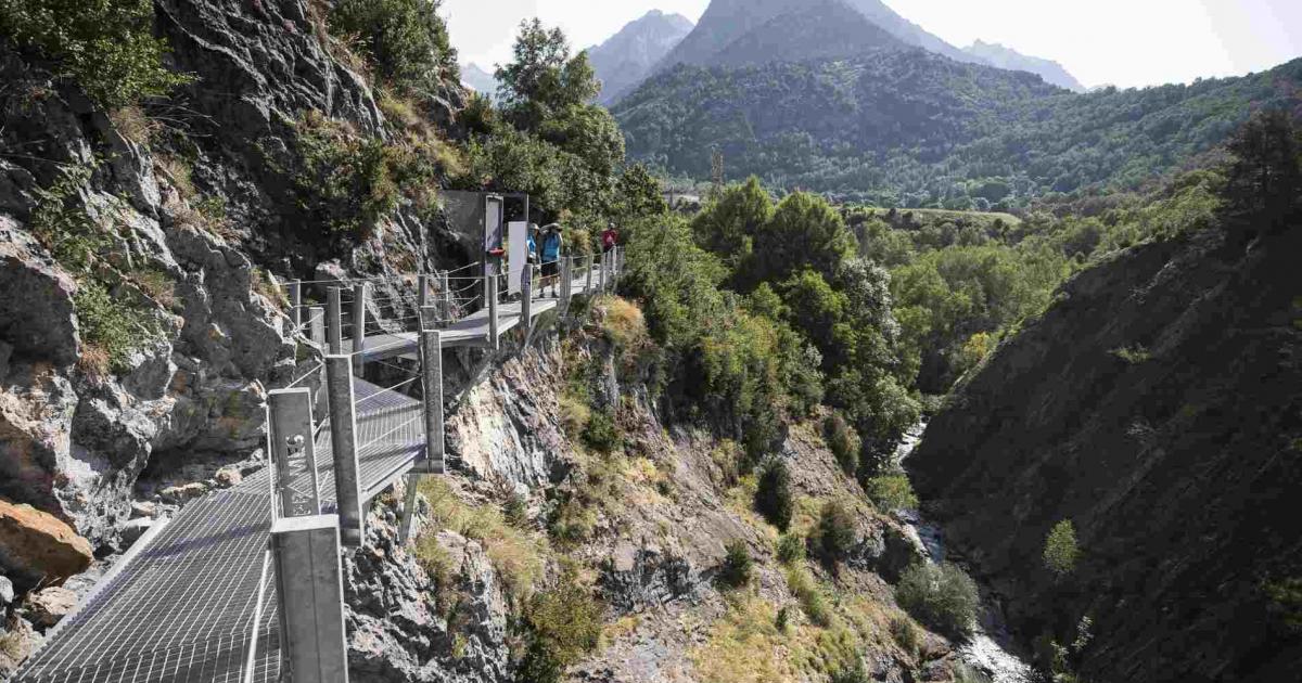 La tyrolienne et les impressionnants ponts piétonniers sur le fleuve au nord de Huesca