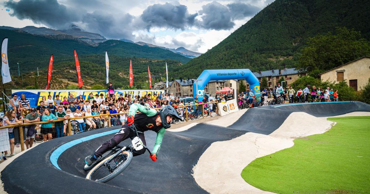 Os irmãos Ruth e Esteban Abad voam no pump track de Villanúa