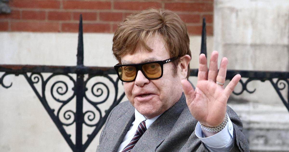 Elton John est sorti de l’hôpital après une chute à son domicile en France dimanche.