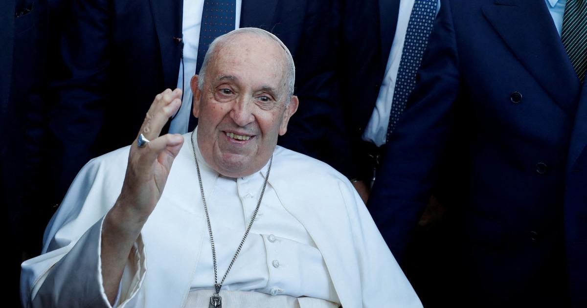 Pope clarifies he does not have pneumonia, but “very acute bronchitis”