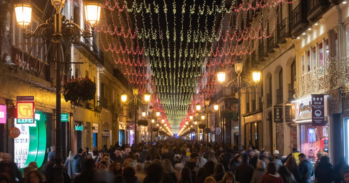 Los colores de la bandera de España vuelven a inundar la calle Alfonso de Zaragoza como homenaje