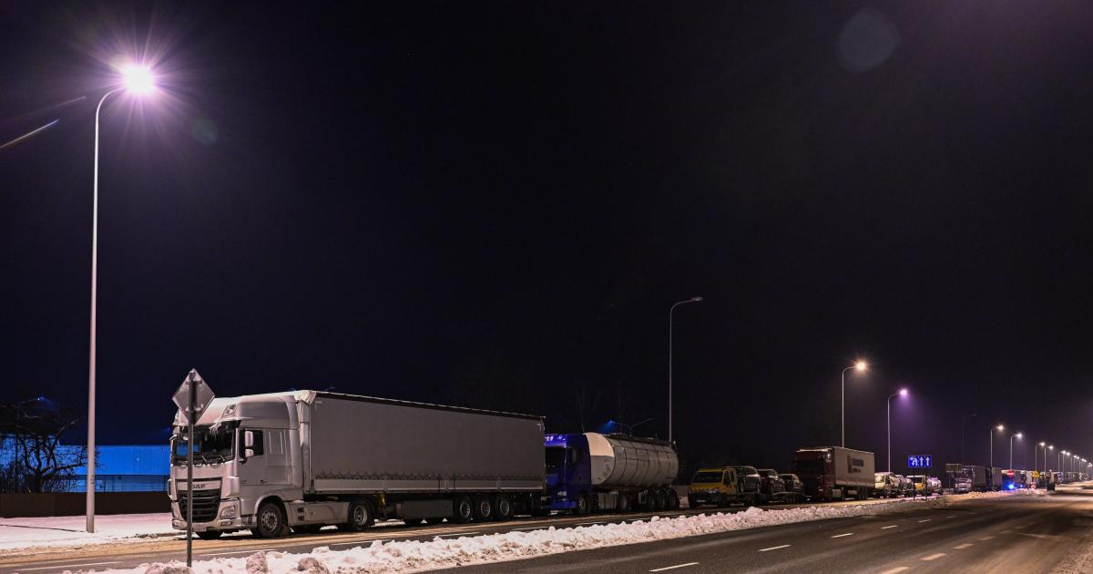 Dwie osoby zmarły z powodu wychłodzenia w Polsce, a tysiąc samochodów zablokowanych przez śnieg we Francji