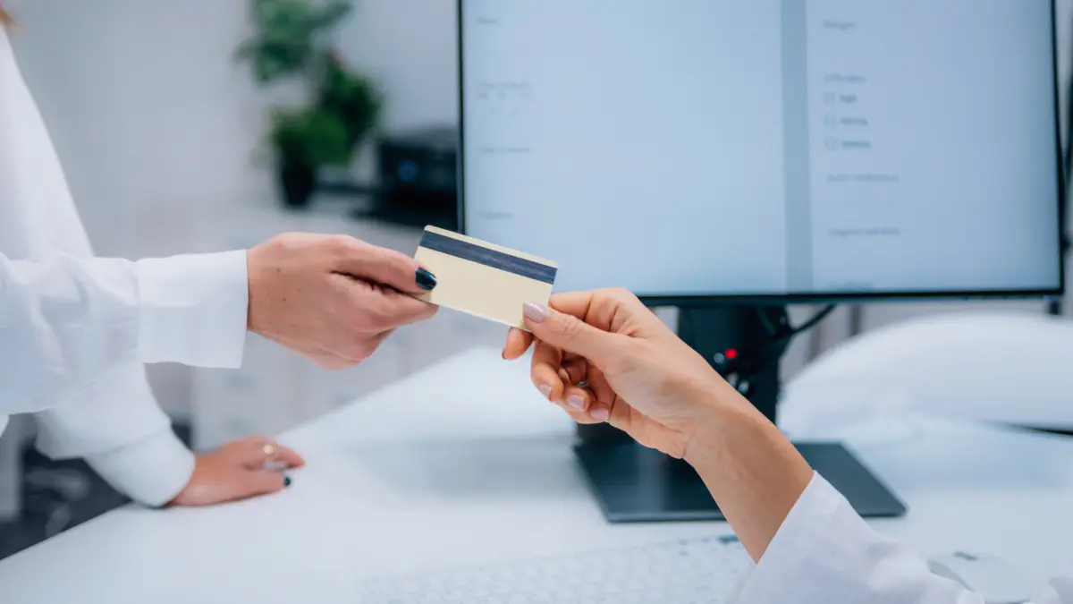 Cómo solicitar la tarjeta sanitaria por desplazamiento a otra comunidad autónoma: requisitos y procedimientos