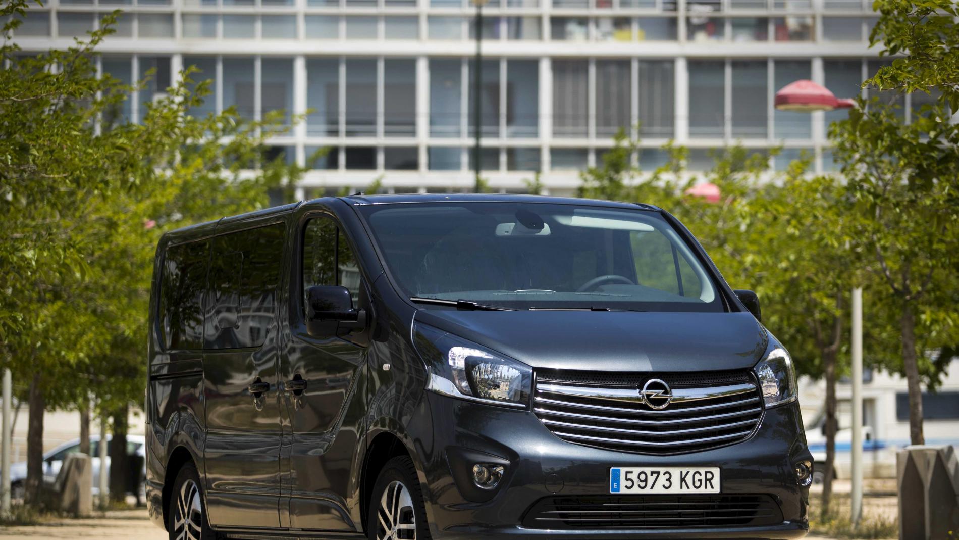 Opel Vivaro Tourer: Un lujo de transporte para el trabajo y la familia