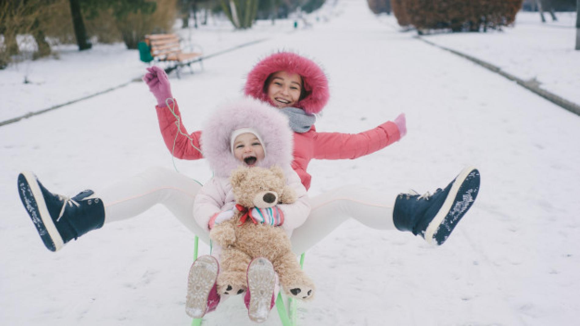 Ropa de invierno que no puede faltar en un viaje a la nieve con niños