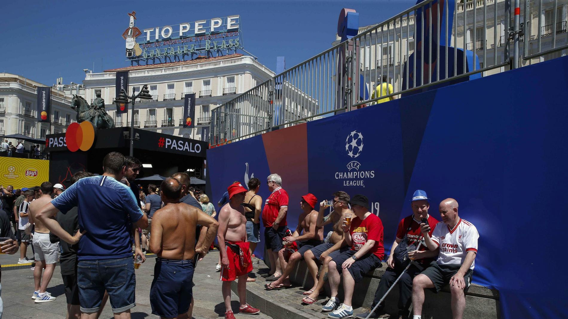 Detenido un hincha inglés por masturbarse desnudo en la Puerta del Sol y  abusar de una turista