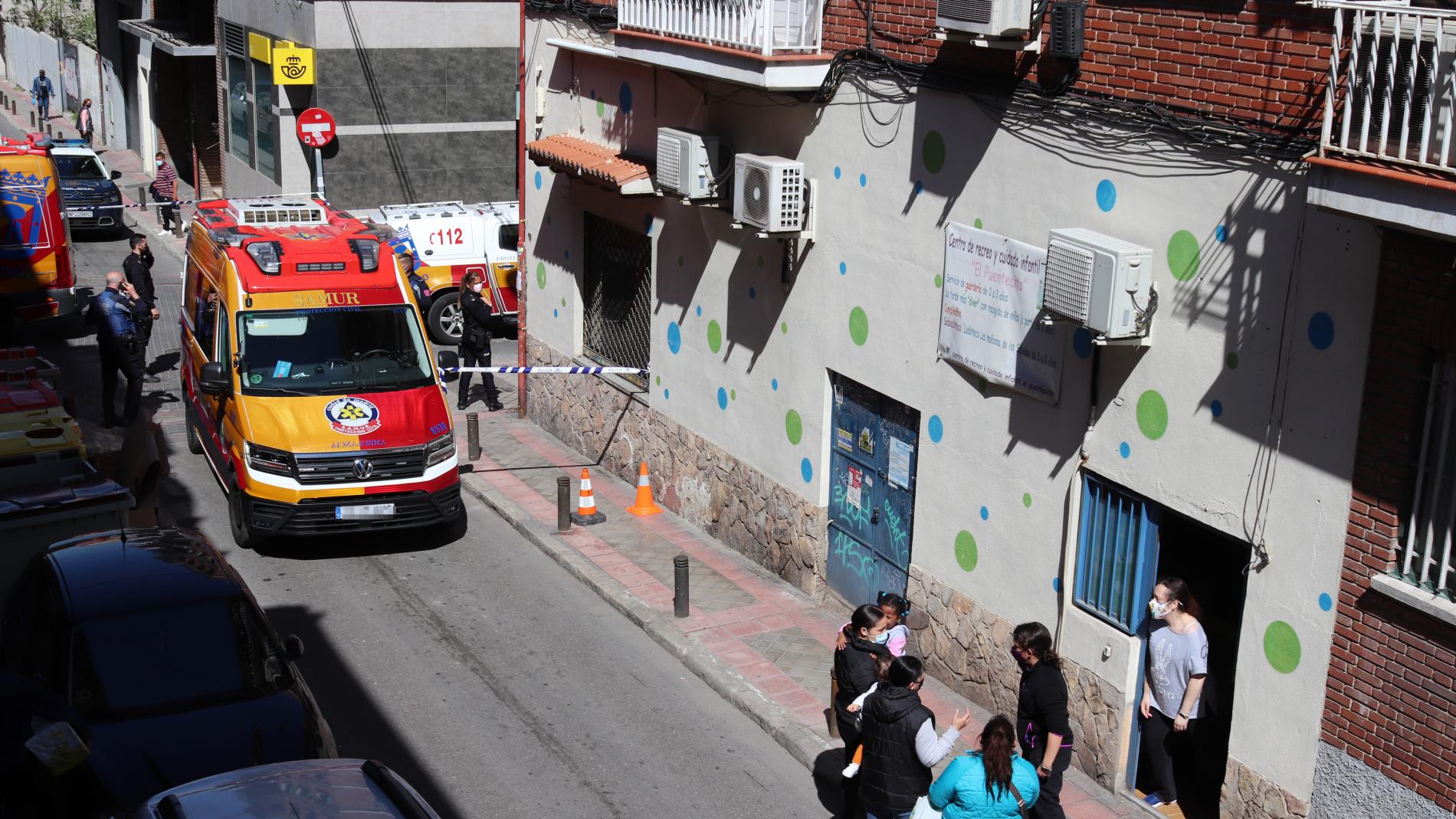 Un coche de la Policía Nacional tumba una señal del tranvía en el centro de  Zaragoza