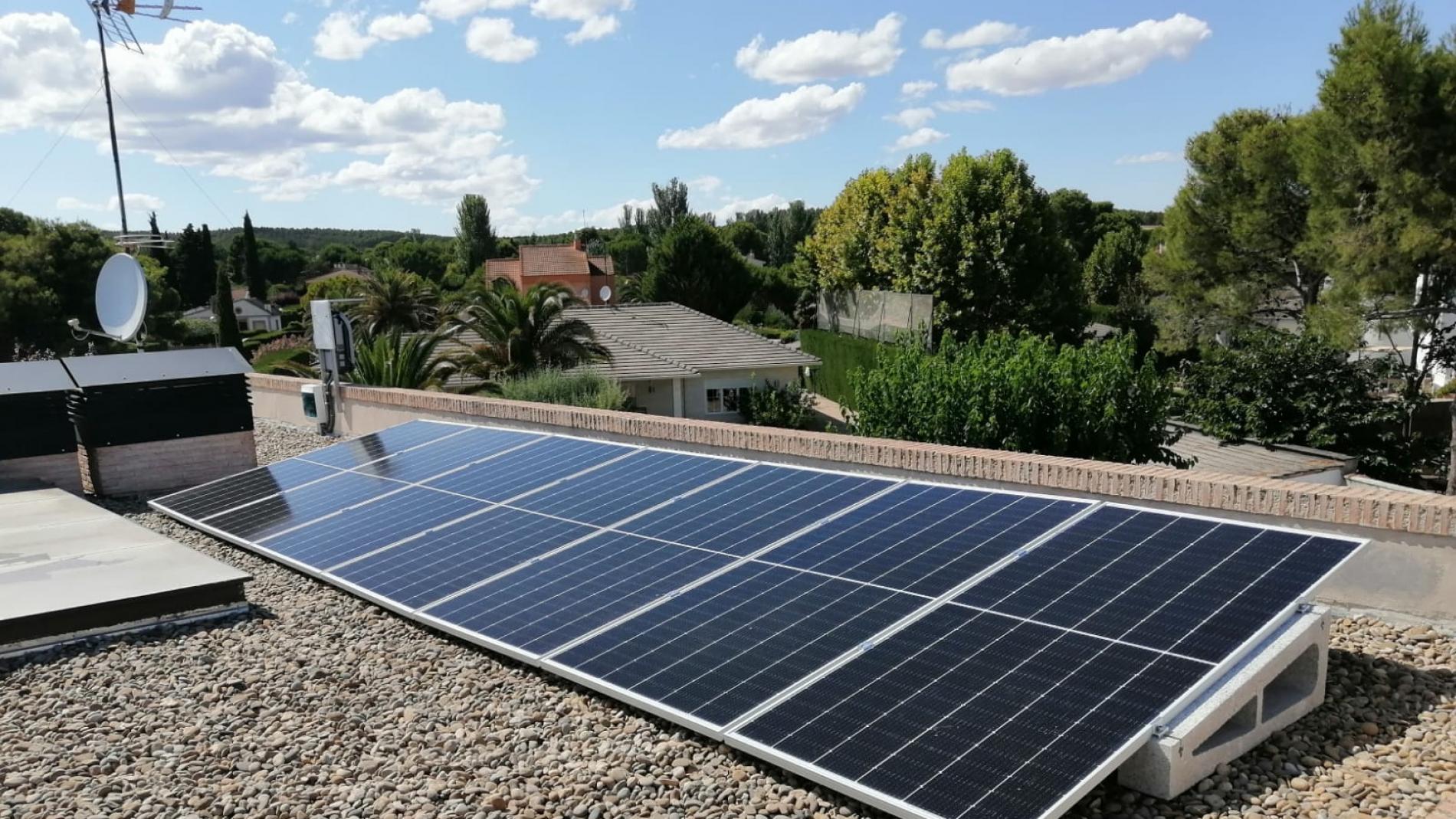 Se puede almacenar energía en baterías sin paneles solares?