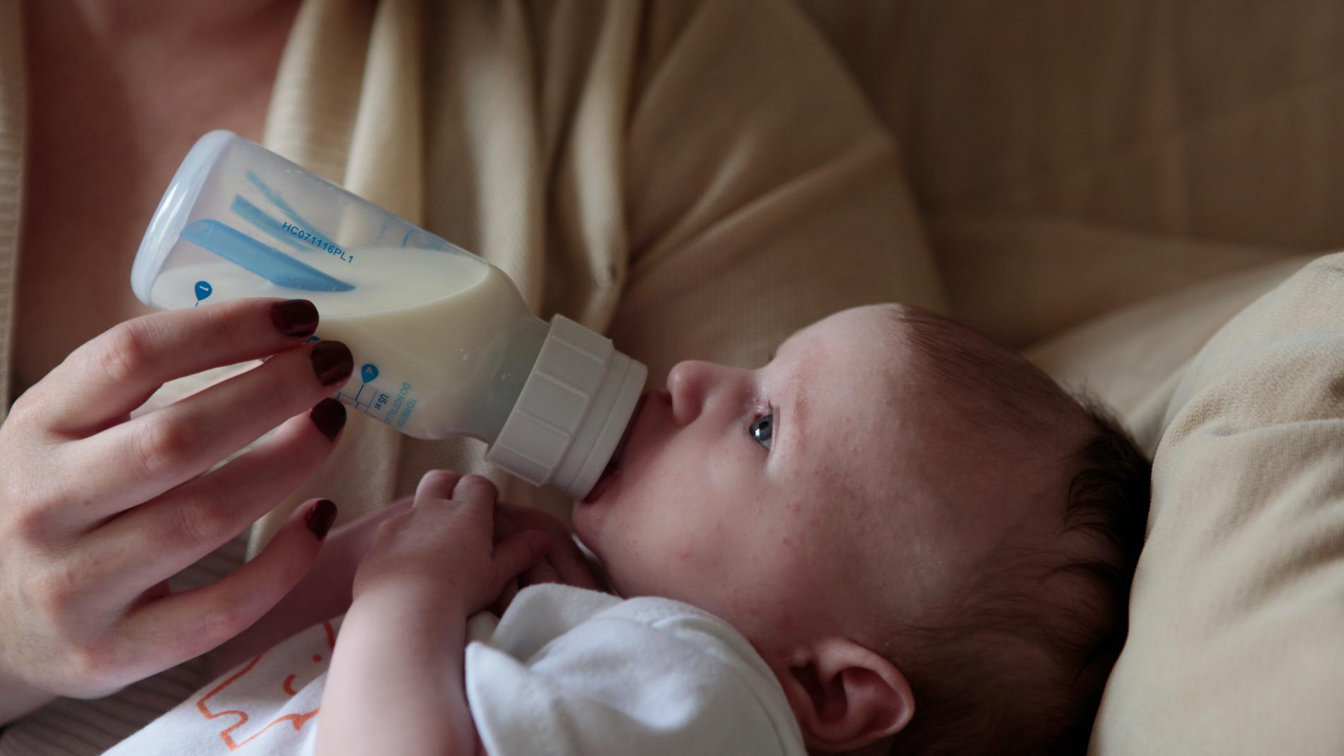 Cómo cambiar la leche de fórmula a mi bebé