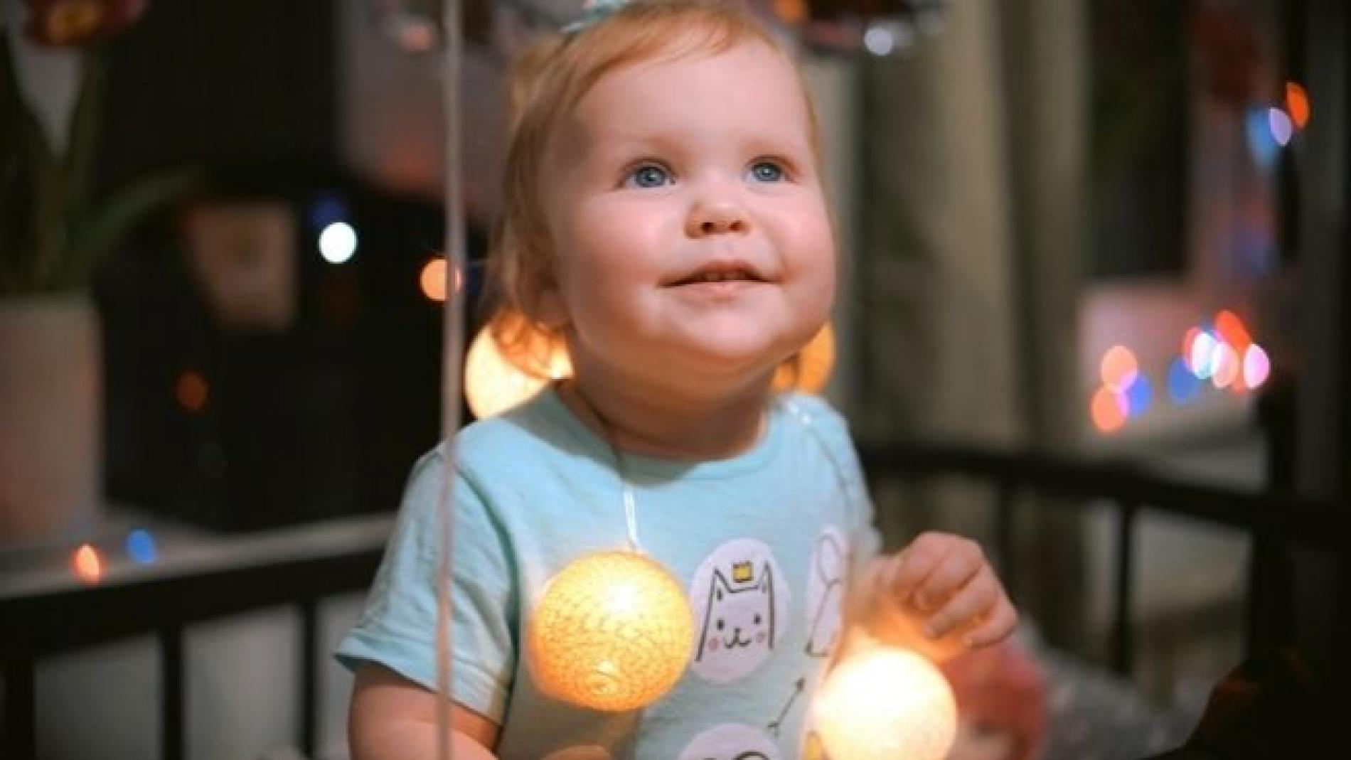 Lámpara con luz quitamiedos bebé para la noche