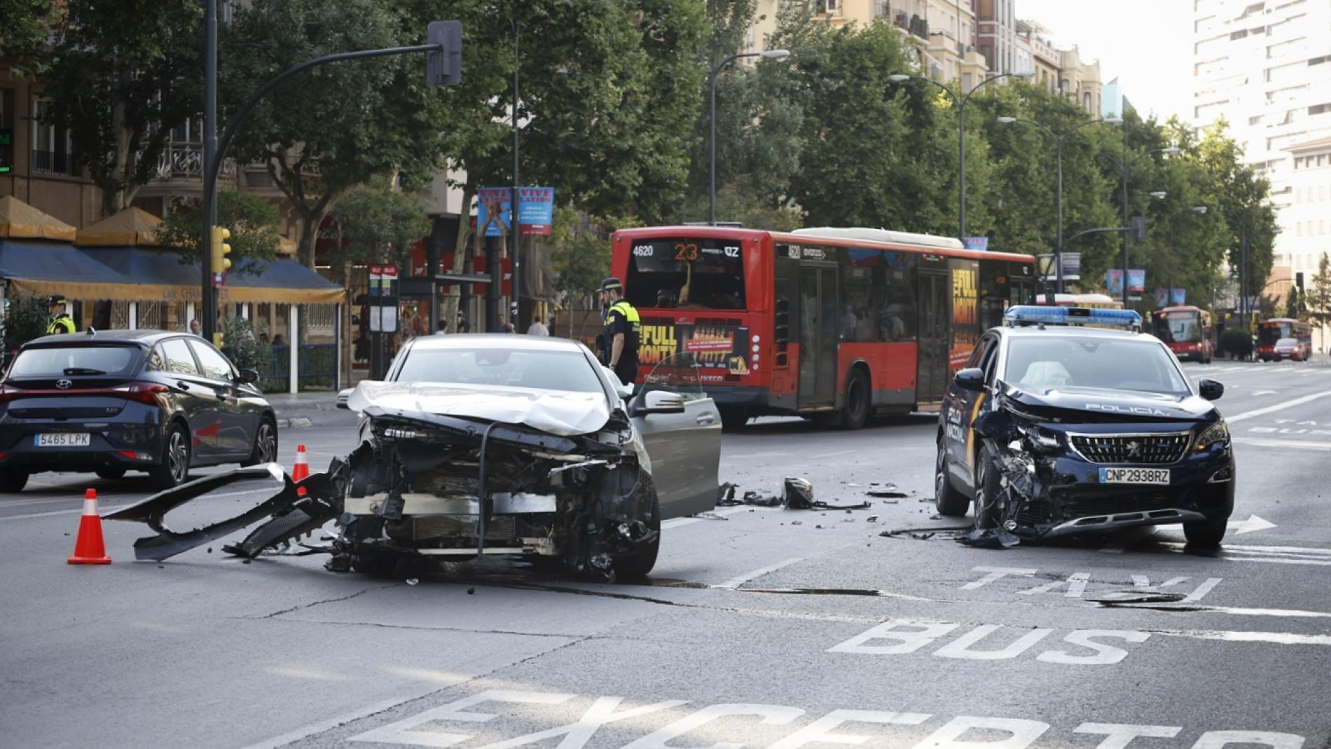 Un coche de la Policía Nacional tumba una señal del tranvía en el centro de  Zaragoza