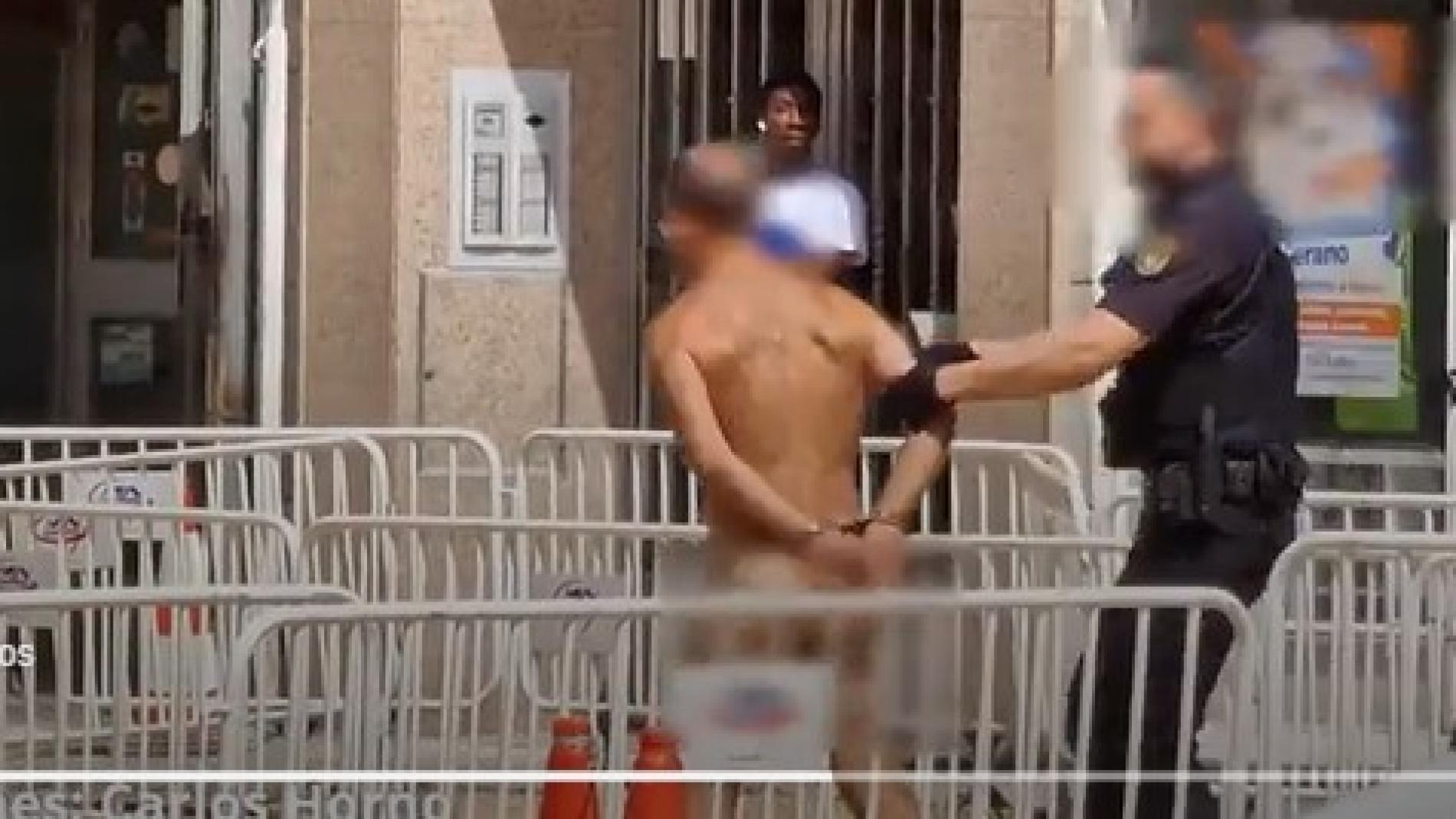 Detienen a un hombre desnudo en la avenida de Navarra por resistencia y  desobediencia