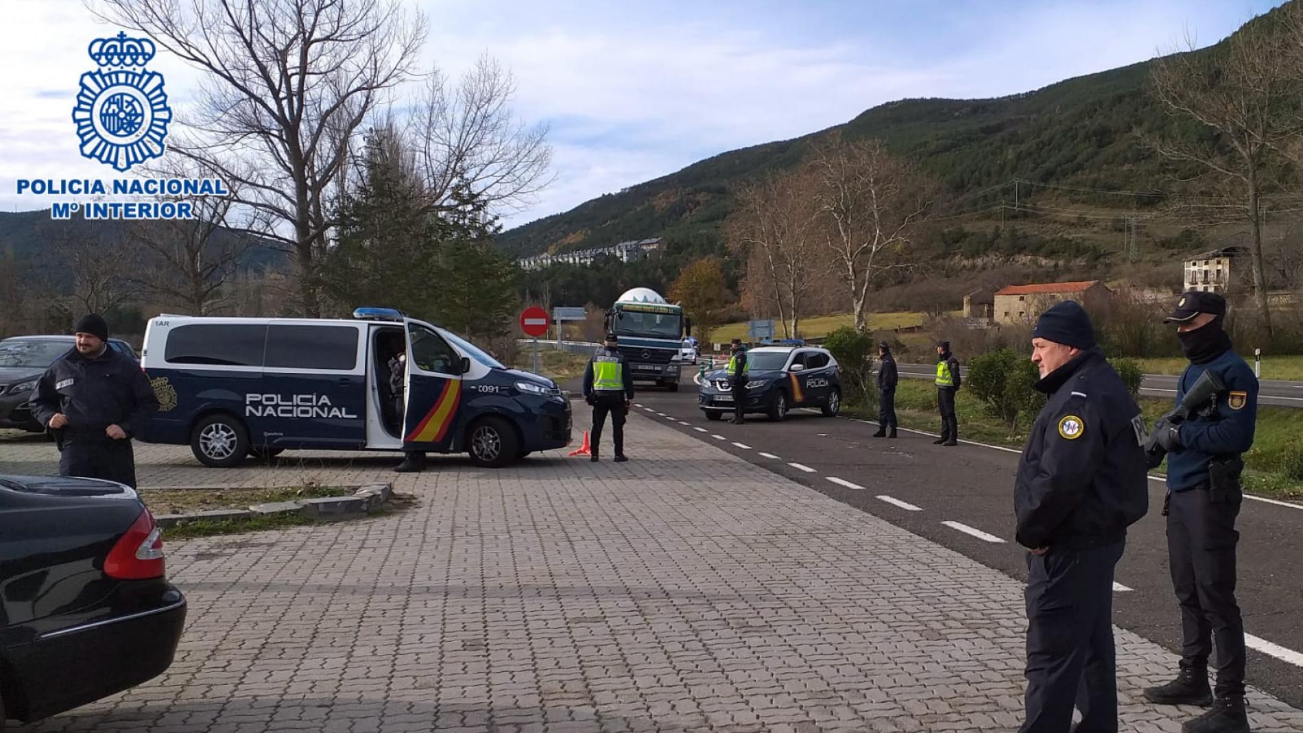 La Policía Nacional comienza a patrullar portando inmovilizadores  eléctricos y dispositivos de grabación - El Pirineo Aragonés
