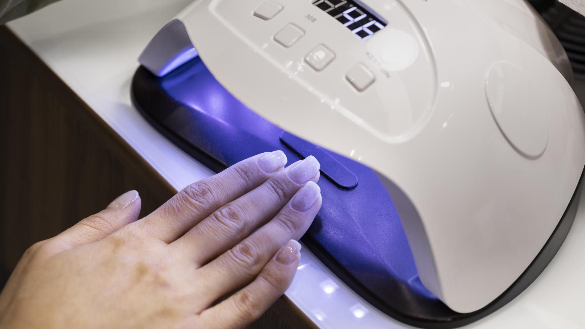 venganza en frente de búnker Los secadores de esmalte de uñas de luz ultravioleta dañan el ADN y  provocan mutaciones, según un estudio
