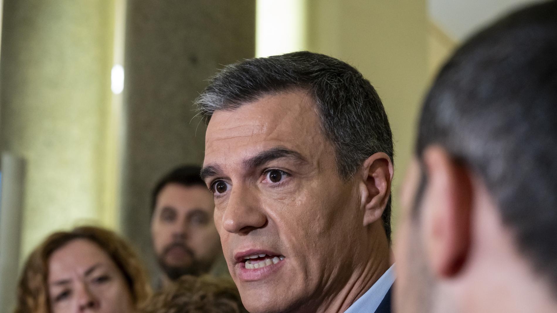 Sánchez se sube a la 'OLA' del mundo de la cultura frente a PP y Vox para coger brío