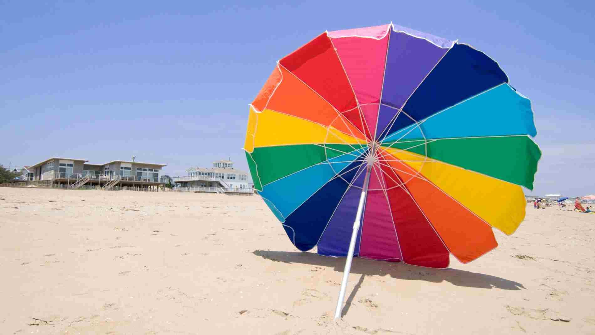 Cinco trucos para mantener la sombrilla en su sitio y que no se arruine tu  día de playa