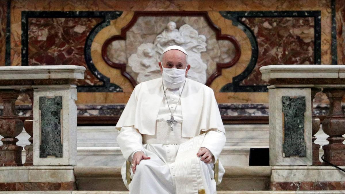 Resultado de imagen de el papa francisco con mascarilla