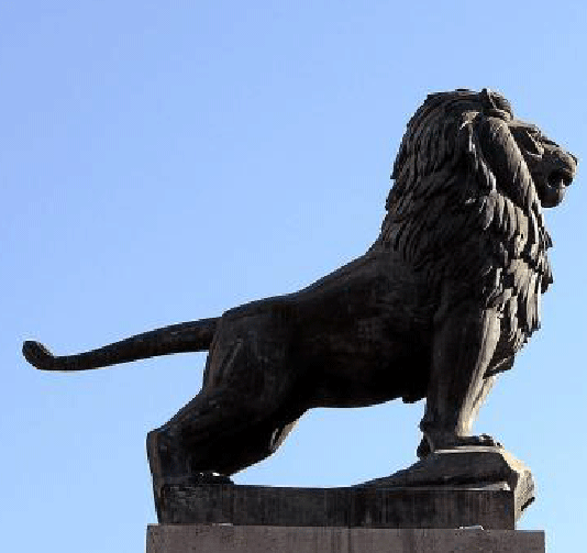 Un león del Puente de Piedra, obra de Francisco Rallo.